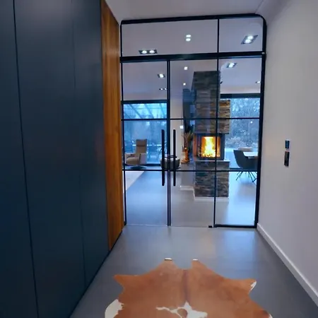 With Outdoor Heated Pool, Sauna And Fireplace *